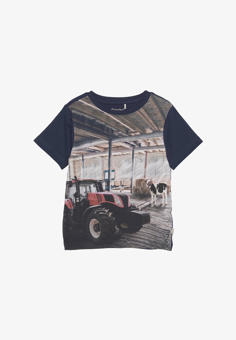 Kortærmet t-shirt med en marineblå krop og et farverigt print af en rød traktor og en ko i en staldsituation. 100% bomuldsmateriale.