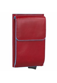 Portafoglio rosso in pelle con cuciture blu, caratterizzato da una chiusura a patta, forma compatta, superficie liscia e uno slot per carte.