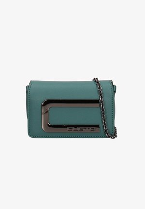 Sac bandoulière en cuir turquoise avec un fermoir métallique rectangulaire, une chaîne en bandoulière et des bords cousus. Caractérisé par un détail de logo en bas.