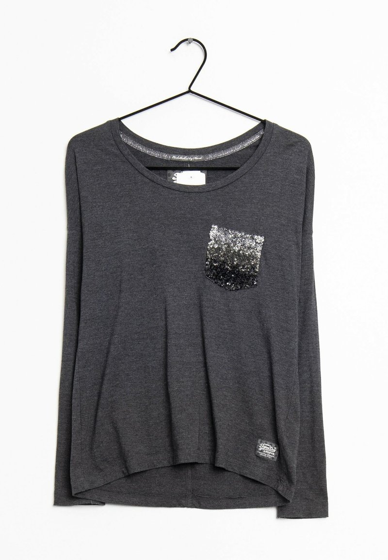 T-shirt gris à manches longues avec un col rond et une poche en sequins présentant un dégradé de motif argent à noir. Étiquette visible à l'ourlet.