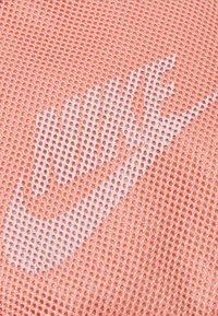 Nike Sportswear HERITAGE UNISEX - Mala a tiracolo - metallic red