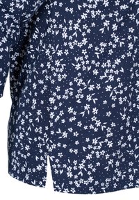 Blusa floreale blu navy con motivo di fiori bianchi, in morbido cotone e con spacchi laterali per facilitare i movimenti.