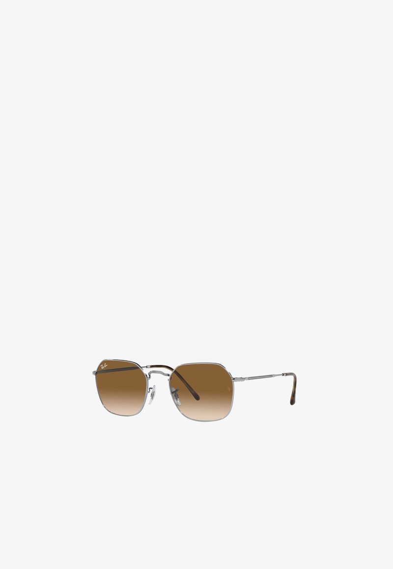 Occhiali da sole tinti di marrone con montatura in metallo argentato, forma geometrica quadrata e tempie bicolori con un design minimalista.