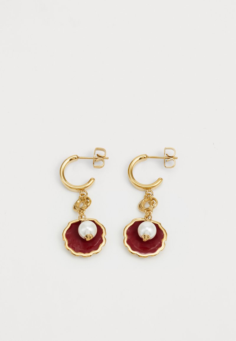Guld hoops øreringe med en scallopet rød accent og en central hvid perledetalje. Har et hængende design og poleret finish.