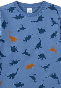 Blauwe shirt met lange mouwen, voorzien van verschillende dinosaurussilhouetten in donkerblauw en oranje. Zacht materiaal met een ronde halsontwerp.