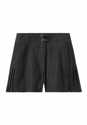 Shorts gris ajustés avec des détails à double boucle à la taille, présentant des plis et une texture lisse.