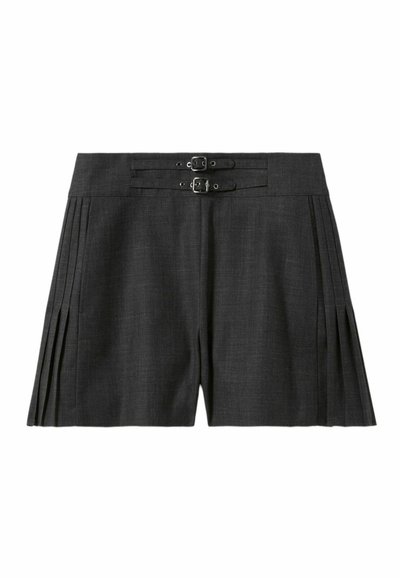 Pantalones cortos grises a medida con detalle de doble hebilla en la cintura, que presentan pliegues y una textura suave.