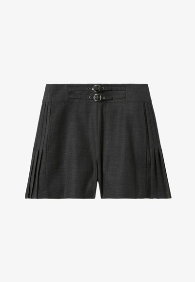Pantalones cortos grises a medida con detalle de doble hebilla en la cintura, que presentan pliegues y una textura suave.