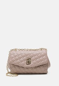 Borsa a tracolla beige trapuntata con catena dorata. Presenta una chiusura a pattina magnetica e un logo impressa sulla parte anteriore. Texture liscia.