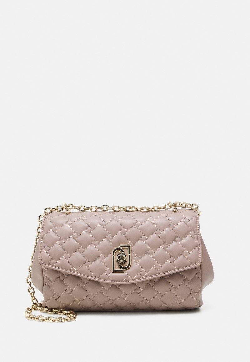 Borsa a tracolla beige trapuntata con catena dorata. Presenta una chiusura a pattina magnetica e un logo impressa sulla parte anteriore. Texture liscia.