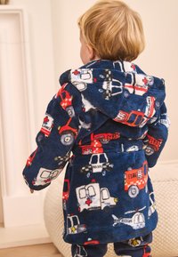 Accappatoio in pile blu con motivi colorati di veicoli di emergenza, tra cui ambulanze, camion dei pompieri e automobili della polizia, con cappuccio.