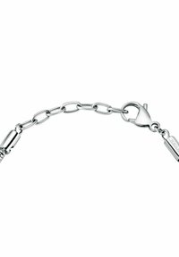 Bracciale in argento con maglie ovali e chiusura a granchio. Texture liscia con finitura lucida e un piccolo dettaglio con etichetta attaccato.