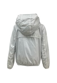 Giacca leggera grigia con cappuccio, orlo e polsini elasticizzati arricciati. Texture liscia, senza motivi o accessori visibili. Vista dalla parte posteriore.