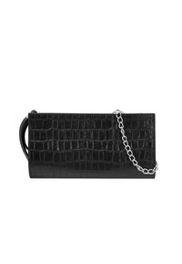 Clutch nera in pelle stampa coccodrillo con una forma rettangolare elegante, dotata di una tracolla in metallo argentato e una texture liscia. Design classico e versatile.