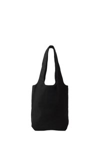 Bolso tote negro con asas grandes y curvadas, de forma rectangular y fabricado con una tela suave y texturizada. Diseño simple sin herrajes ni patrones visibles.