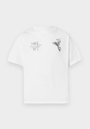 T-shirt de algodão branco com uma impressão gráfica preta de uma figura alada e texto, com decote redondo e mangas curtas.