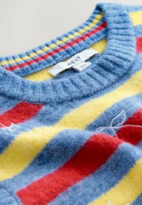 Pletený pulóver v modrej farbe s červenými a žltými horizontálnymi pruhmi. Obsahuje rebrovaný výstrih a textilnú nálepku prišitú vo vnútri. Mäkká textúra.