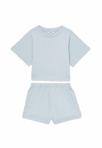 Himmelsblaues Baumwoll-Zweiteiler-Set bestehend aus einem kurzen T-Shirt mit kurzen Ärmeln und passenden Shorts mit Seitentaschen und elastischem Bund.