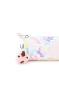 Astuccio Kipling in tessuto bianco con motivi floreali colorati; presenta un charm a forma di scimmietta in peluche rosa e una patchetta rotonda con logo. Cerniera argentata.