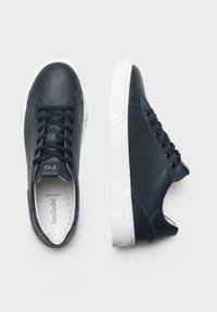 Sneaker in pelle blu scuro con suole in gomma bianca, punta rotonda e design con lacci. Presenta una parte superiore texturizzata e un branding minimale sulla linguetta.
