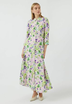 Florales Maxikleid in Pink mit grünen und lila Mustern, durchgehender Knopfverschluss, Kragen und Dreiviertelärmel. Glatte Stofftextur.
