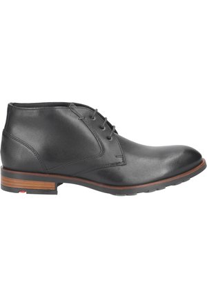 Schwarze Leder-Stiefeletten mit glatter Oberfläche, Schnürdesign, gerundeter Zehenpartie und Holzakzent an der Ferse. Gummisohle für Halt.