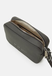 JOOP! Jeans LETTERA CLOE LETTERA CLOE SHOULDER - Axelremsväska - darkgrey