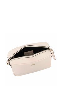 Borsa a tracolla in pelle rosa chiaro con chiusura a zip, texture liscia, interno nero e un sottile dettaglio con logo sulla parte frontale.