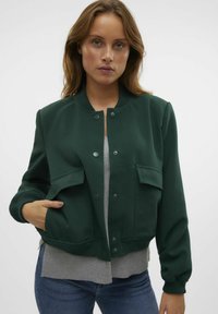 Vero Moda AMALA SHORT - Bomberjacks - pine grove