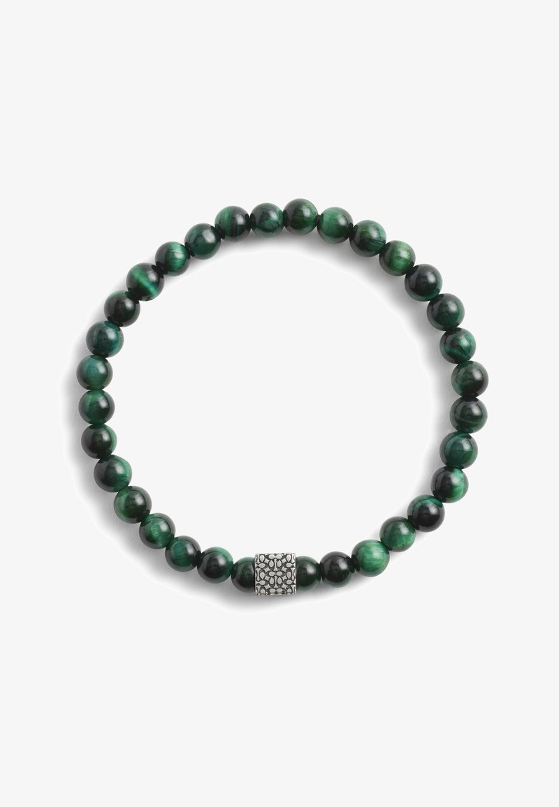 Pulsera de cuentas verdes que presenta piedras de malaquita brillantes, alternando con cuentas negras y una pieza de acento de plata texturizada en el centro.
