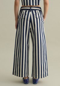PIOMBO STRIPED - Vaqueros boyfriend - white blue