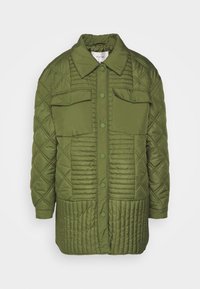 Chaqueta acolchada de color verde olivo con cierre de botón, que presenta un cuello clásico, dos bolsillos en el pecho y una combinación de diseños de paneles texturizados.
