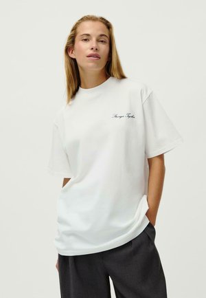 LEGER X OH APRIL AMARA T-SHIRT STRONGER - T-Shirt print - off white