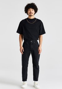 SIKSILK Jeans Tapered Fit - black