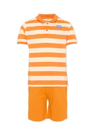 Polo a maniche corte con righe orizzontali arancioni e crema abbinata a pantaloncini arancioni tinta unita.