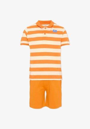 Poloshirt met korte mouwen met oranje en crèmekleurige horizontale strepen, gecombineerd met effen oranje short.