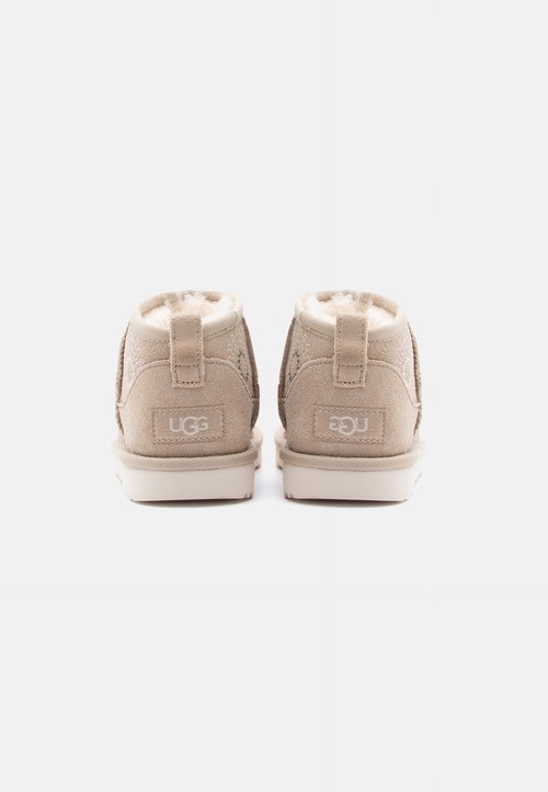 UGG Classic Ultra Mini Sun Stitch Mustard Seed (Kids) — foto 3