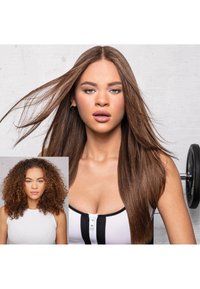 Donna con lunghi capelli castani lisci davanti a un bilanciere, immagine inserita mostra la stessa donna con capelli ricci che indossa una canottiera bianca.