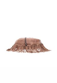 Ronde, bruine leren poef met franjes langs de onderrand en een centrale band met metalen accenten. Zachte textuur, lichte stiksels zichtbaar.