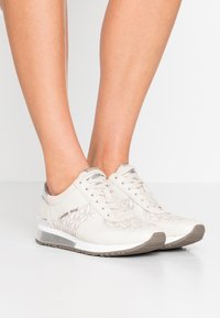 MICHAEL Michael Kors - ALLIE - Sneakers laag - vanilla Miniatuurafbeelding 1