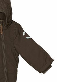Bruine geïsoleerde jas met capuchon, voorzien van een frontale ritssluiting, elastische manchetten en een reflecterende accenten op de mouw. Zachte stoftextuur.
