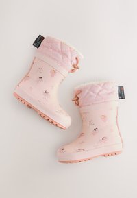 Stivaletti impermeabili rosa con parte superiore trapuntata, fodera in pelliccia e stampa floreale con fatine. Presentano dettagli rosa e suole in gomma testurizzata per la trazione.