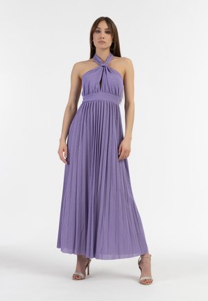 Rochie maxi din material lavandă, cu pliuri și decolteu halter, având un nod central. Asortată cu sandale cu toc și barete.