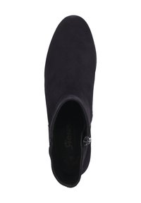 Bottine en suede noir, design épuré, bout arrondi, fermeture éclair latérale, texture douce et détail de logo à l'intérieur.