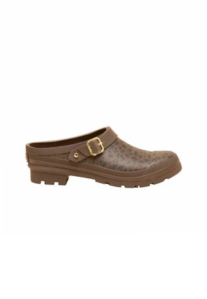 Zueco marrón tipo slip-on con estampado de leopardo, tira lateral ajustable con hebilla dorada y suela gruesa y texturizada.