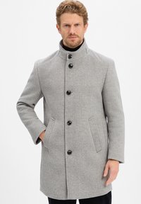Szary wełniany płaszcz z wysokim kołnierzem, sześcioma czarnymi guzikami, bocznymi kieszeniami oraz zarysowanym sylwetką; miękka tekstura i średniej długości fason.