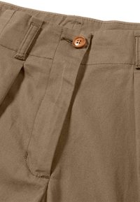 Bruine stoffen broek met een enkele bruine knoopsluiting, zichtbare stiksels en een licht gestructureerd oppervlak met plooien aan de voorkant.