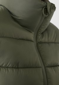 Stradivarius Zimní bunda - green