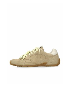 Beiger Wildleder-Sneaker mit cremefarbenen Schnürsenkeln, weißem Fersenakzent und brauner Gummisohle, in einer linken Seitenansicht gezeigt.