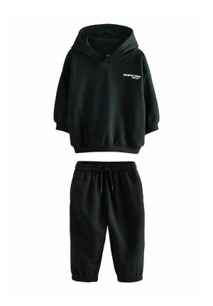Zwarte hoodie en bijpassende joggingset, gemaakt van zachte stof. De hoodie heeft een relaxte pasvorm met een voorgrondafdruk, elastische manchetten en een elastische tailleband.